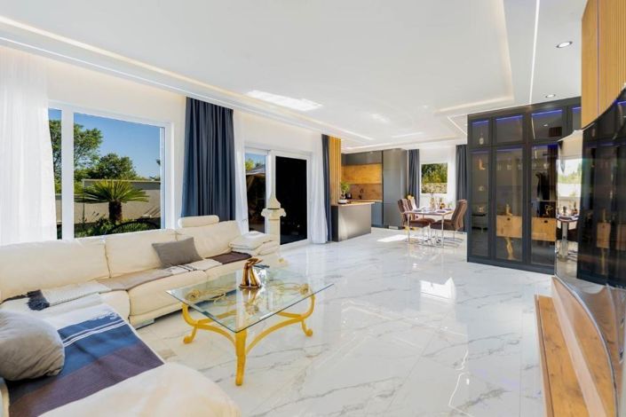 Image No.10-3 Bed Property for sale