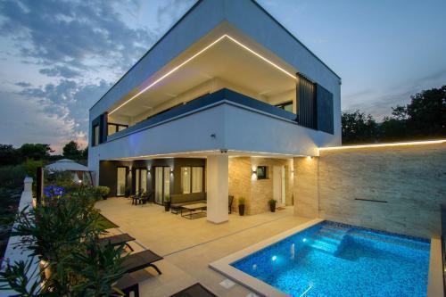 Image No.8-3 Bed Property for sale