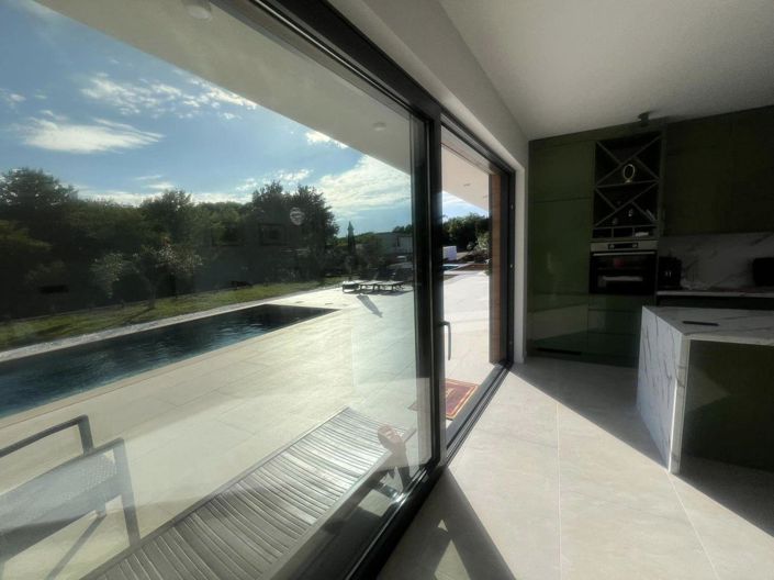 Image No.2-5 Bed Property for sale