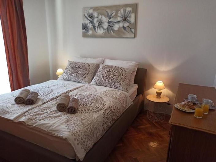 Image No.7-9 Bed Property for sale