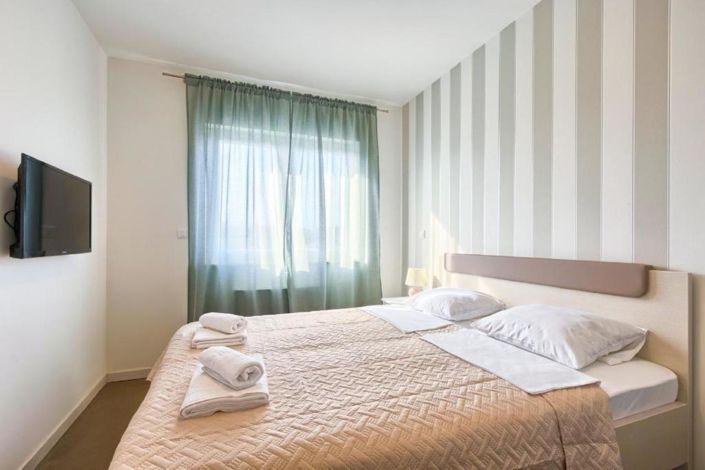 Image No.17-10 Bed Property for sale