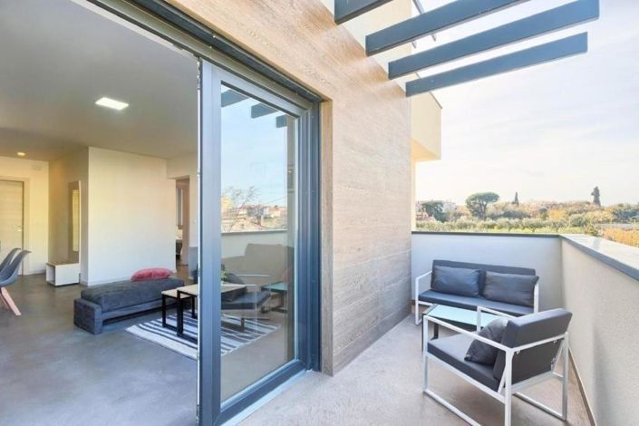 Image No.18-10 Bed Property for sale