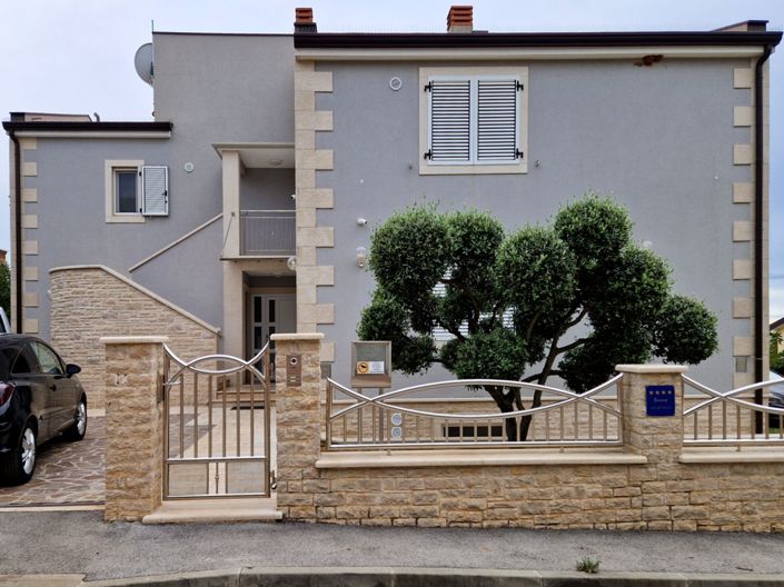 Image No.15-6 Bed Property for sale