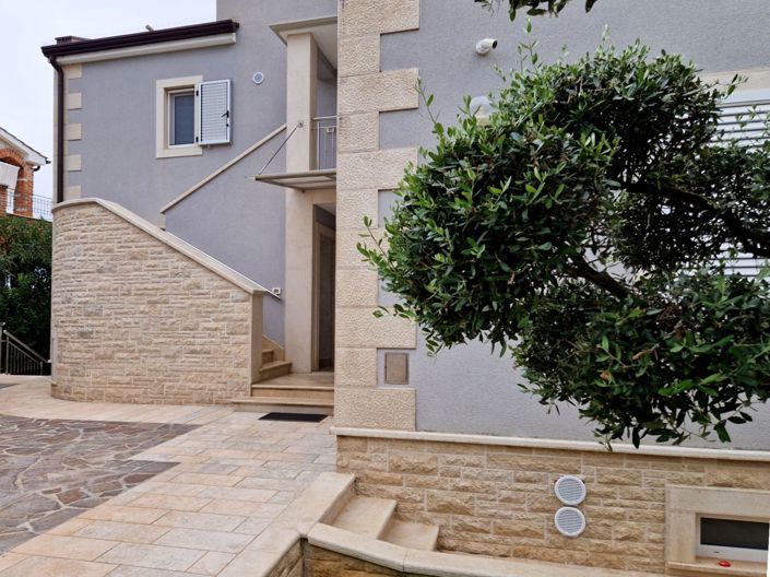 Image No.17-6 Bed Property for sale