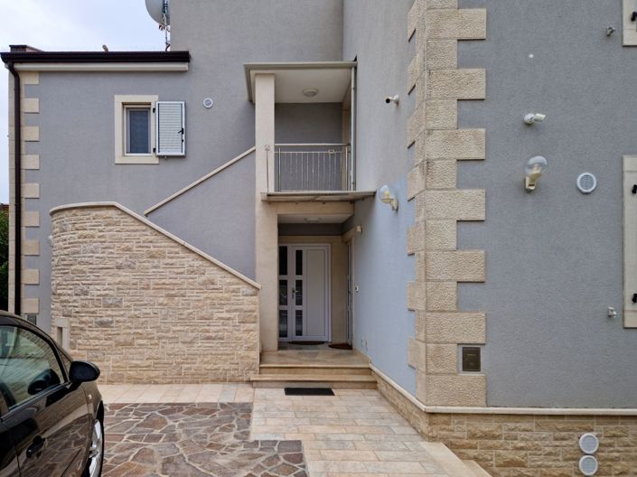 Image No.18-6 Bed Property for sale