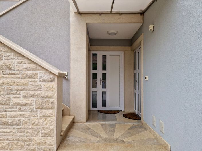 Image No.19-6 Bed Property for sale