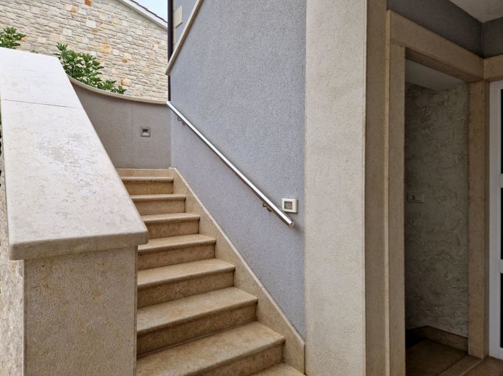 Image No.20-6 Bed Property for sale