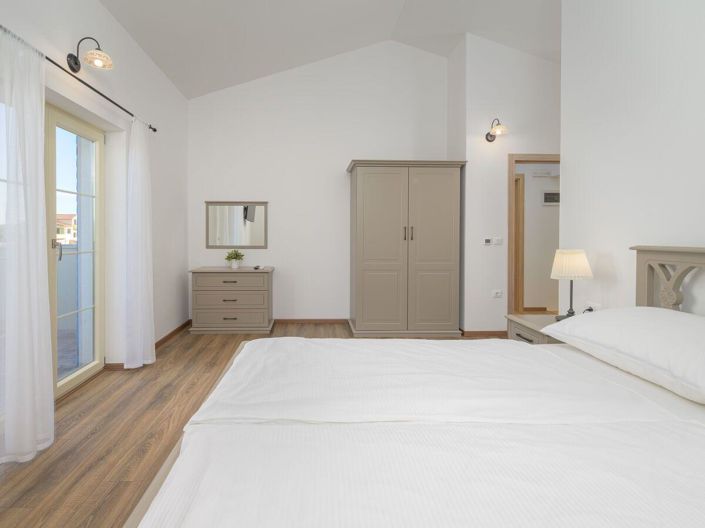 Image No.12-4 Bed Property for sale