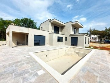1 - Labin, Property