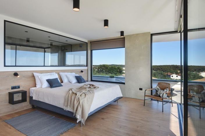 Image No.10-7 Bed Property for sale