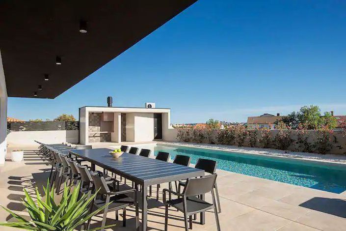 Image No.2-7 Bed Property for sale