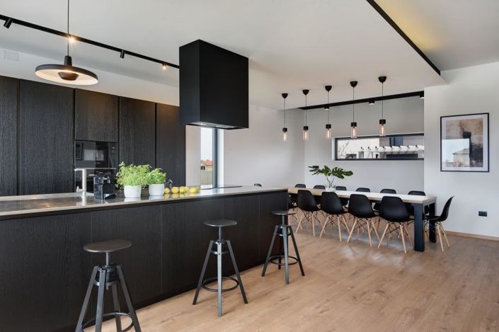 Image No.7-7 Bed Property for sale