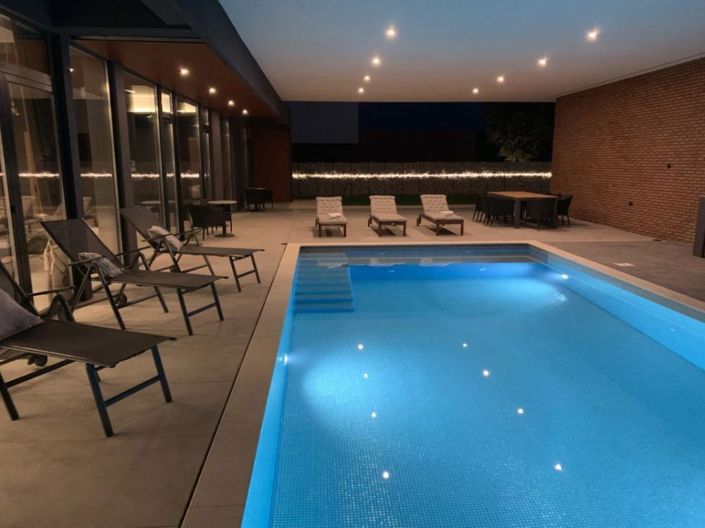 Image No.12-4 Bed Property for sale