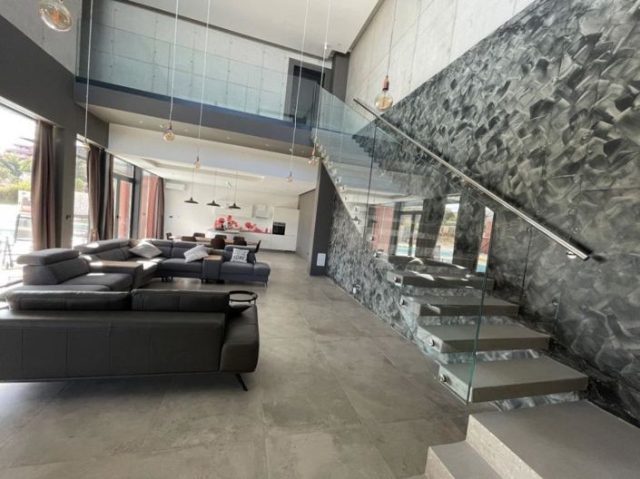 Image No.17-4 Bed Property for sale