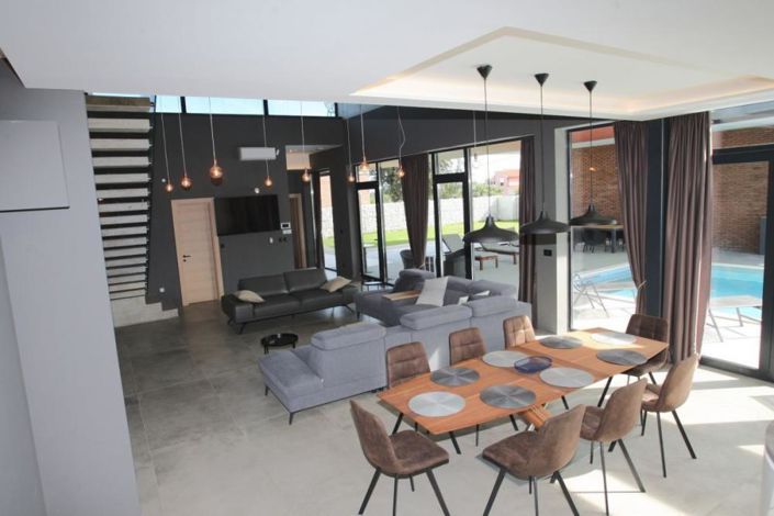 Image No.18-4 Bed Property for sale