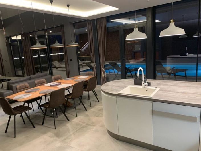 Image No.20-4 Bed Property for sale