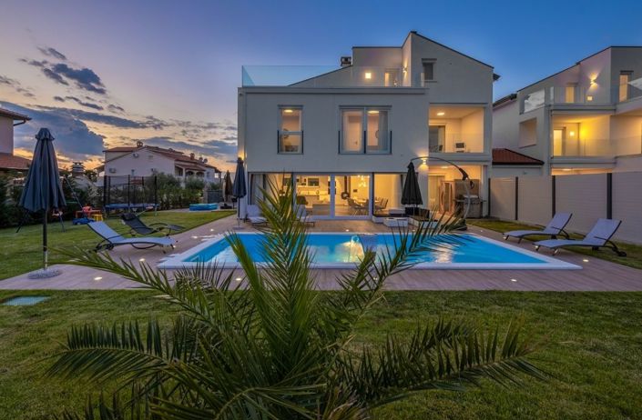 Image No.1-6 Bed Property for sale