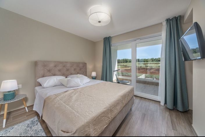 Image No.17-6 Bed Property for sale