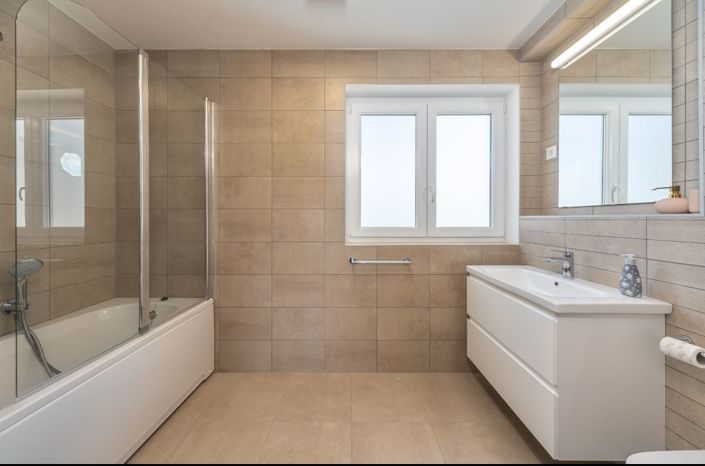 Image No.18-6 Bed Property for sale