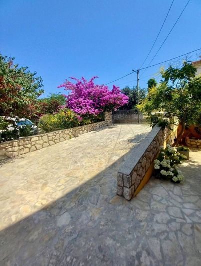 Image No.6-9 Bed Property for sale