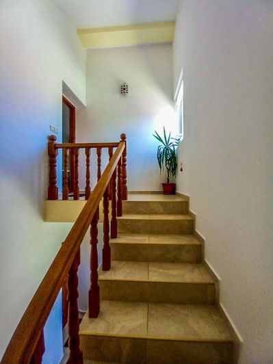 Image No.9-9 Bed Property for sale