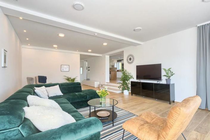 Image No.12-5 Bed Property for sale