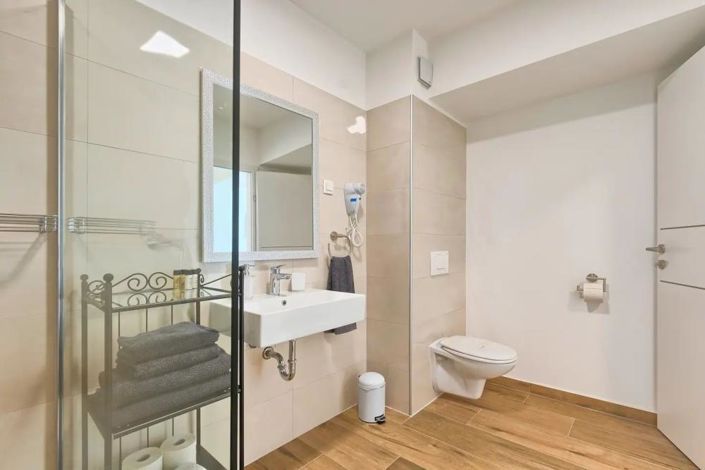 Image No.18-5 Bed Property for sale