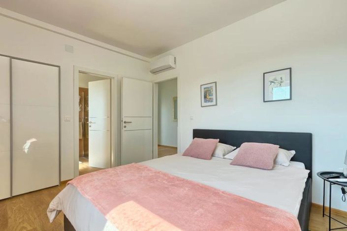 Image No.23-5 Bed Property for sale