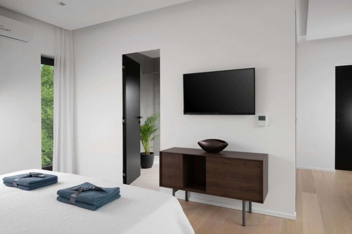 Image No.18-4 Bed Property for sale