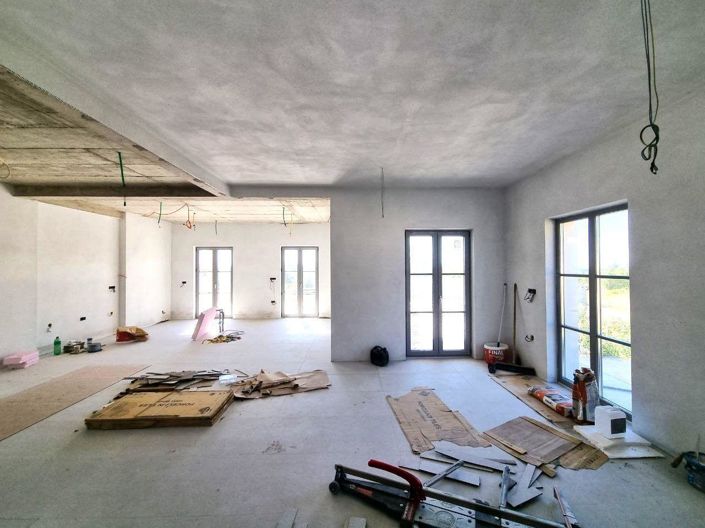 Image No.17-5 Bed Property for sale