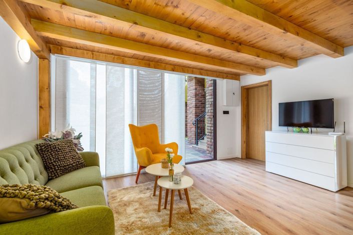 Image No.17-9 Bed Property for sale