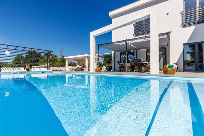 Image No.1-4 Bed Property for sale