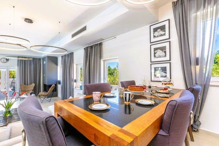 Image No.11-4 Bed Property for sale