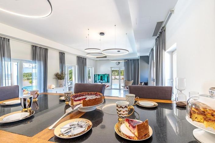 Image No.12-4 Bed Property for sale