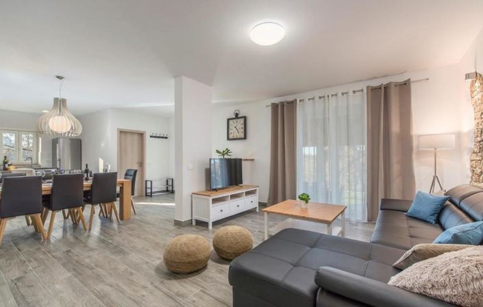 Image No.10-6 Bed Property for sale