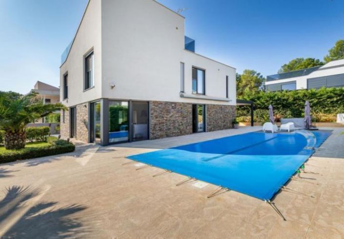 Image No.1-5 Bed Property for sale