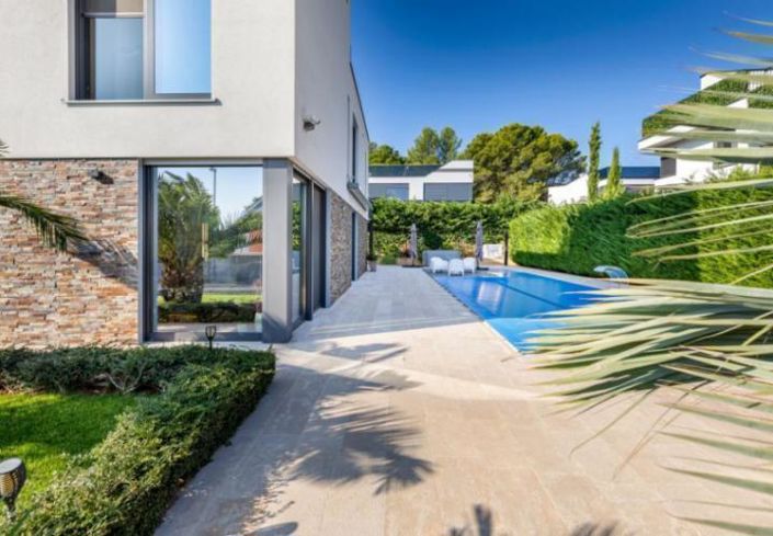 Image No.10-5 Bed Property for sale