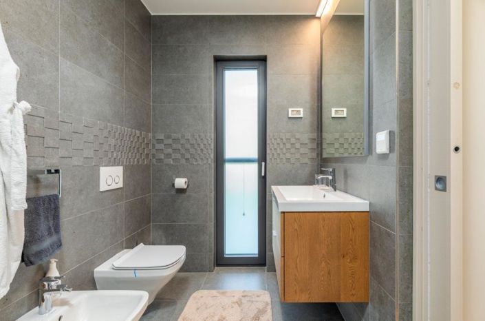 Image No.17-5 Bed Property for sale