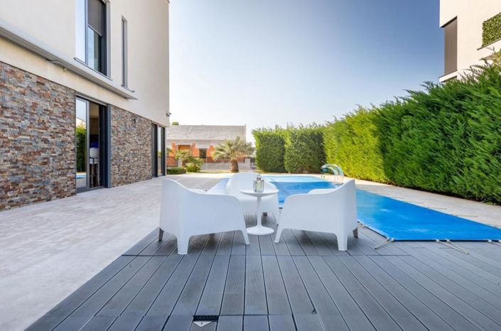 Image No.8-5 Bed Property for sale