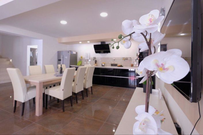 Image No.12-4 Bed Property for sale