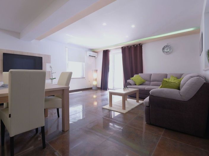 Image No.17-4 Bed Property for sale