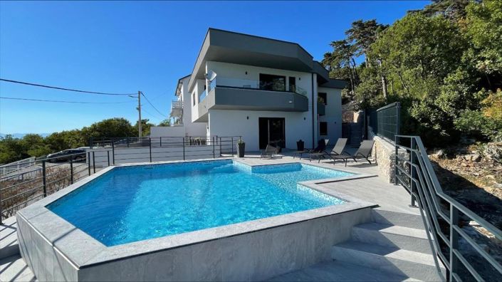 Image No.1-4 Bed Property for sale