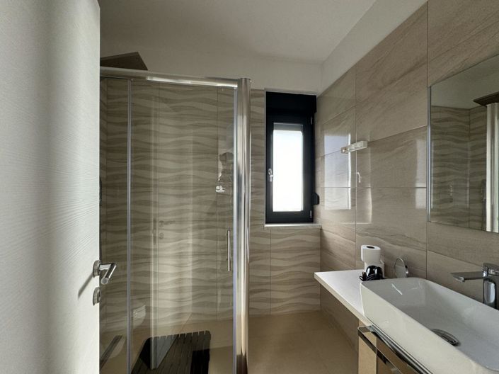 Image No.20-4 Bed Property for sale