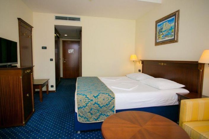 Image No.10-52 Bed Property for sale