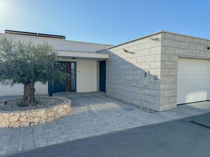 Image No.20-5 Bed Property for sale