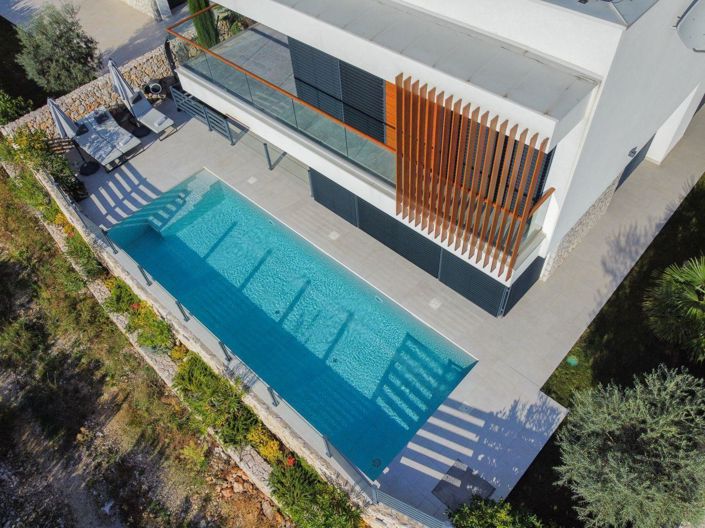 Image No.8-5 Bed Property for sale