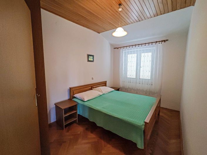 Image No.14-6 Bed Property for sale