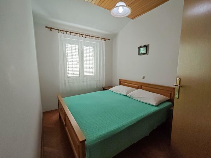 Image No.20-6 Bed Property for sale