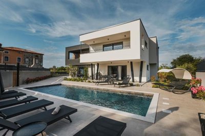 1 - Umag, Property