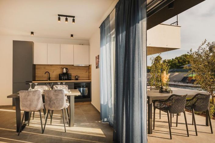 Image No.16-5 Bed Property for sale